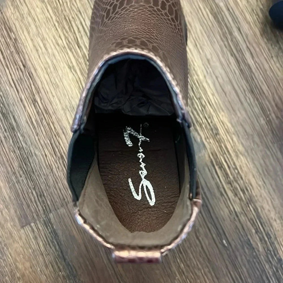 Seven7 Footwear Madison Python Pointed Bootie - Size 9 Black or 8 Copper - Picture 10 of 14